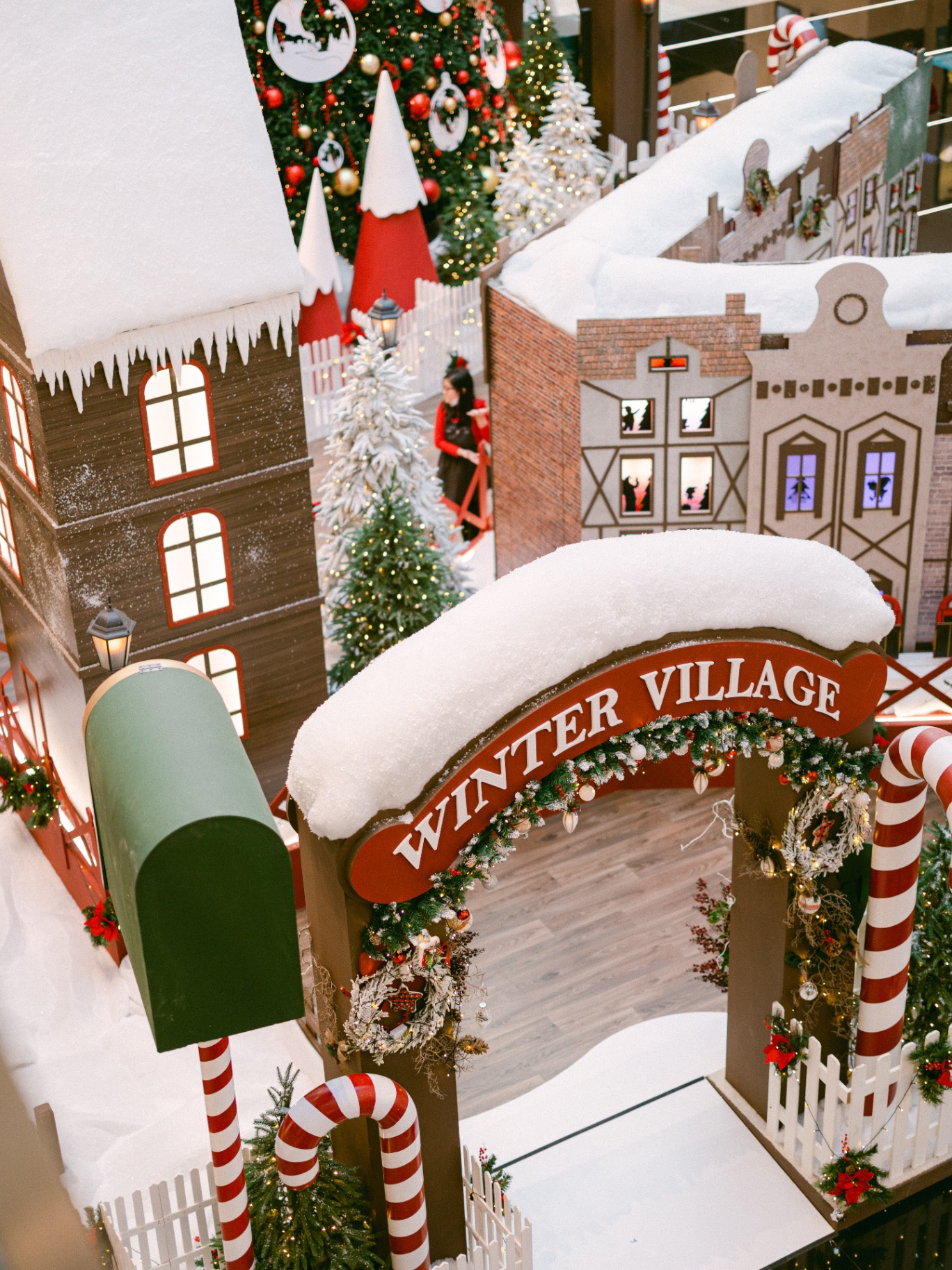 Christmas in Abu Dhabi Mall — vertical 1