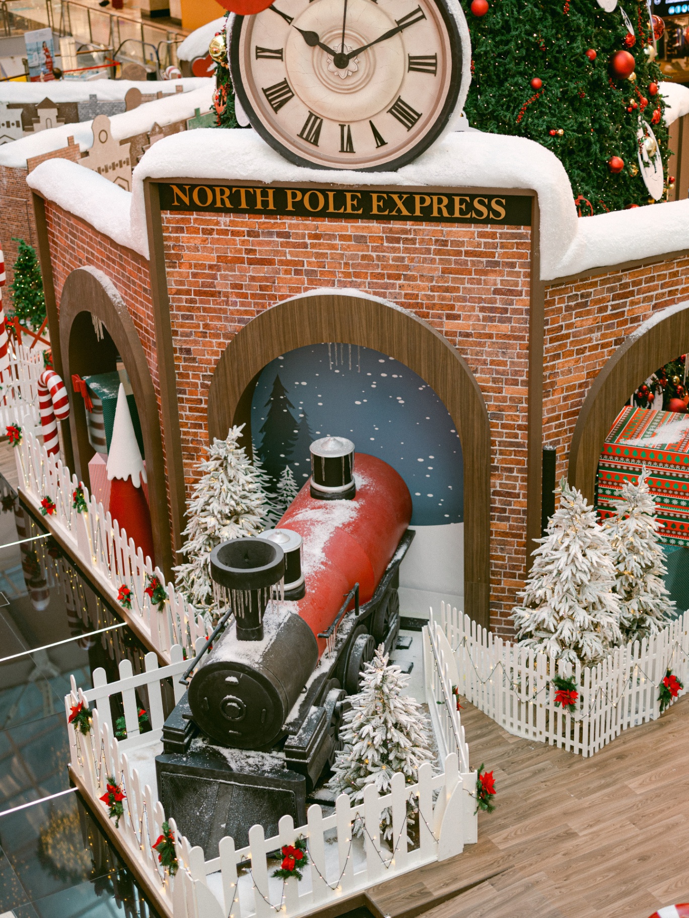 Christmas in Abu Dhabi Mall — vertical 3
